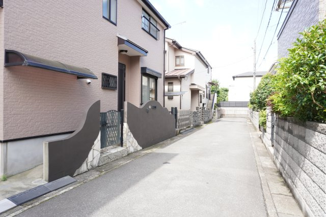 越谷市蒲生本町 中古戸建の前面道路含む現地写真