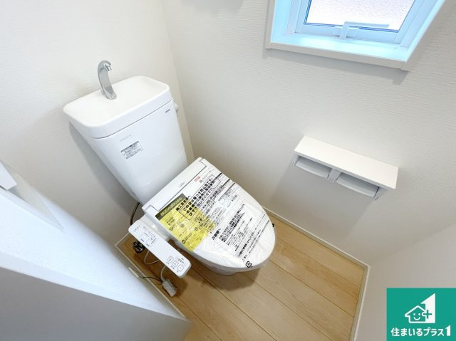 赤穂市片浜町　第1期　新築一戸建てのトイレ|1・2階の2ヶ所にあるので、朝の忙しい時間の順番待ちもなく、深夜の利用にも大変便利です。