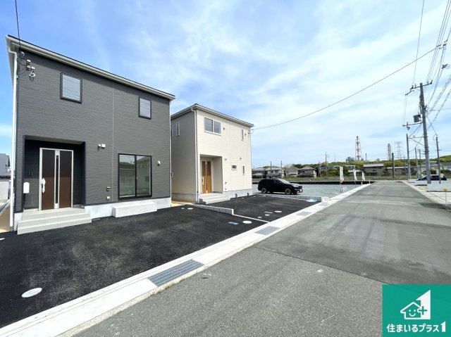 赤穂市片浜町　第1期　新築一戸建ての前面道路含む現地写真|周辺は閑静な住宅街！前面道路広々で車の出し入れも便利です。駐車が苦手な方でも安心して車庫入れできます！