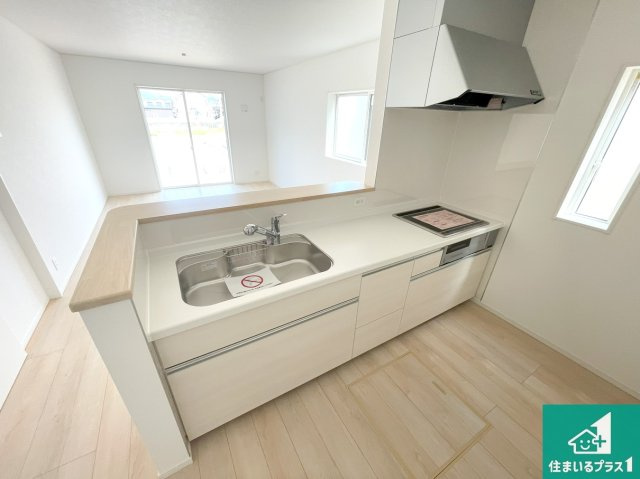 赤穂市片浜町　第1期　新築一戸建てのキッチン|リビングと統一感があり、使い勝手のいいキッチン。広々としているので、二人並んで作業が出来ちゃいます。お子様と一緒に色々なお料理に挑戦できるスペースがあります。