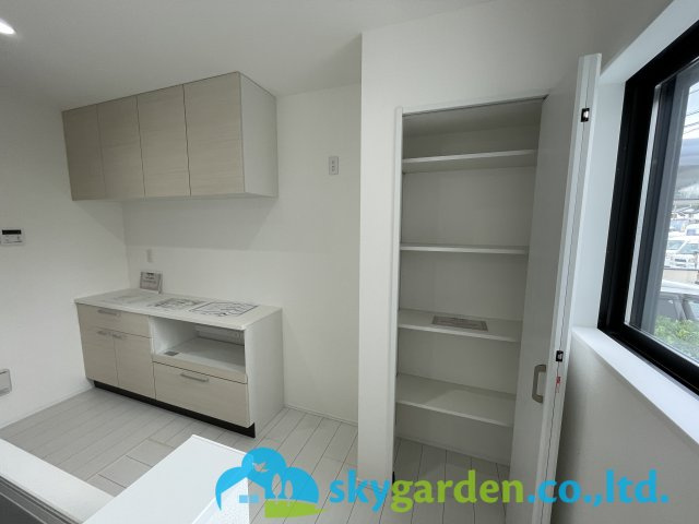 茅ヶ崎市赤羽根1期　新築戸建　全1棟1号棟の収納|キッチン背面の棚とパントリー