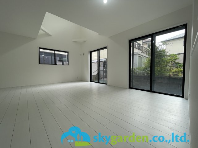 茅ヶ崎市赤羽根1期　新築戸建　全1棟1号棟の居間・リビング|吹抜けのあるリビング