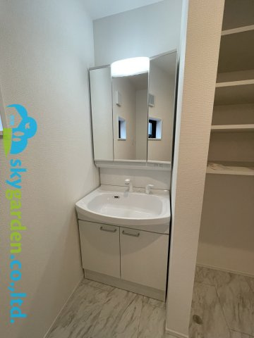 茅ヶ崎市赤羽根1期　新築戸建　全1棟1号棟の独立洗面台|独立洗面台あり、毎朝おしゃれに忙しい女性の方におすすめです