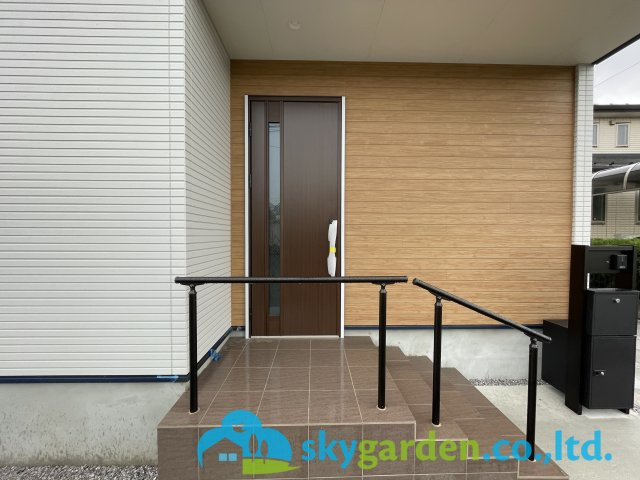 茅ヶ崎市赤羽根1期　新築戸建　全1棟1号棟の玄関|収納もある玄関です