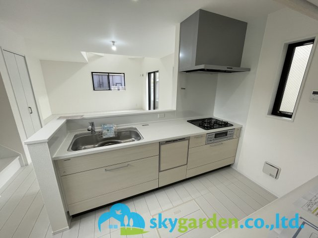 茅ヶ崎市赤羽根1期　新築戸建　全1棟1号棟のキッチン|食洗機内蔵のシステムキッチンです