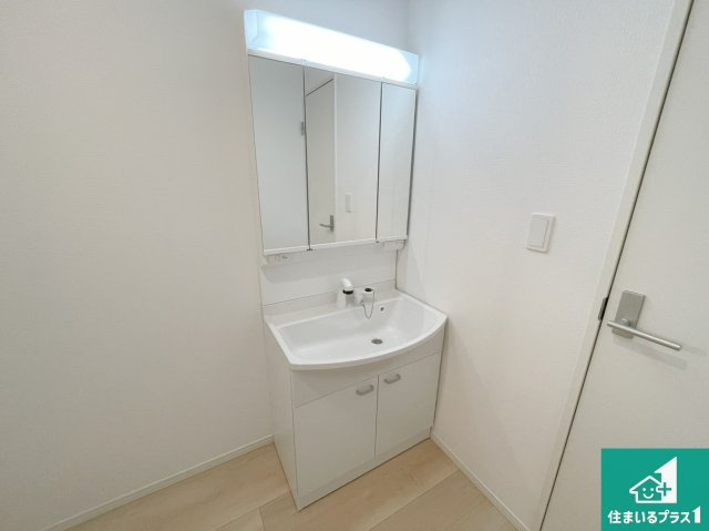 赤穂市松原町　第3期　新築一戸建ての独立洗面台|清潔感のある洗面台です。フラットな鏡は掃除がしやすく毎日清潔！鏡裏には収納があるのでスッキリとした洗面台が保てます。