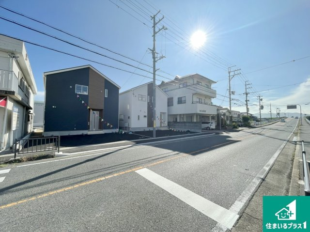 赤穂市松原町　第3期　新築一戸建ての前面道路含む現地写真|周辺は閑静な住宅街！前面道路広々で車の出し入れも便利です。駐車が苦手な方でも安心して車庫入れできます！