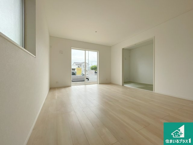 赤穂市松原町　第3期　新築一戸建ての居間・リビング|日当たり良好の明るいリビングで朝の目覚めもスッキリできそう！対面キッチンでご家族のコミュニケーションも自然と増える設計！小さなお子様が遊ぶスペースを作っても広々とくつろげるLDK！