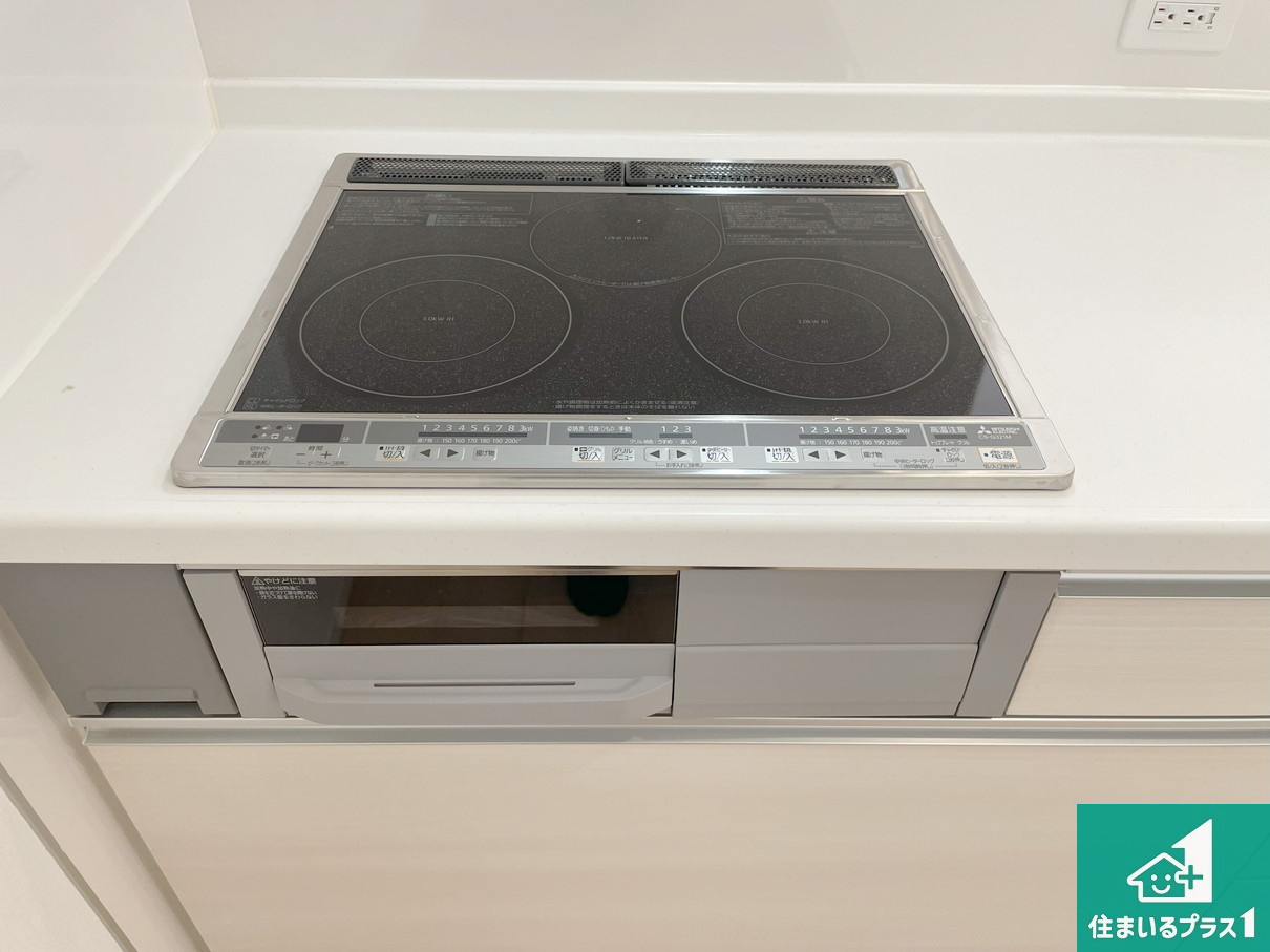 赤穂市松原町　第3期　新築一戸建ての設備|火を使わないので、安心なＩＨコンロ！でこぼこが無い構造なので、掃除もしやすく清潔に保てます！