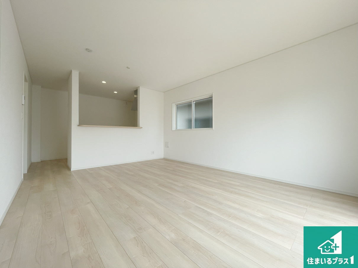 赤穂市松原町　第3期　新築一戸建ての居間・リビング|シンプルなリビングは、観葉植物等のインテリアを楽しめますね！パパ好みにも、ママ好みにも家具次第で雰囲気を変えることができます！