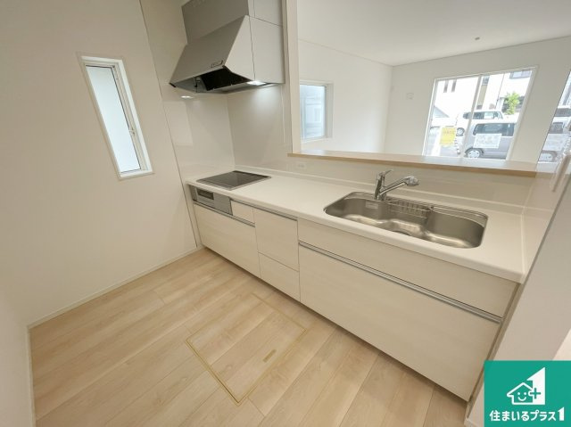 赤穂市松原町　第3期　新築一戸建てのキッチン|明るいリビングで朝の目覚めもスッキリできそう！対面キッチンでご家族のコミュニケーションも自然と増える設計！小さなお子様が遊ぶスペースを作っても広々とくつろげるLDK！