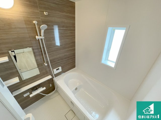 赤穂市松原町　第3期　新築一戸建ての浴室|足をゆったり伸ばして寛げる浴槽です。窓が設けられていますので差し込む光が明るく穏やかな雰囲気にしてくれます♪浴室乾燥機も設置しているので、雨の日の洗濯物も安心です♪