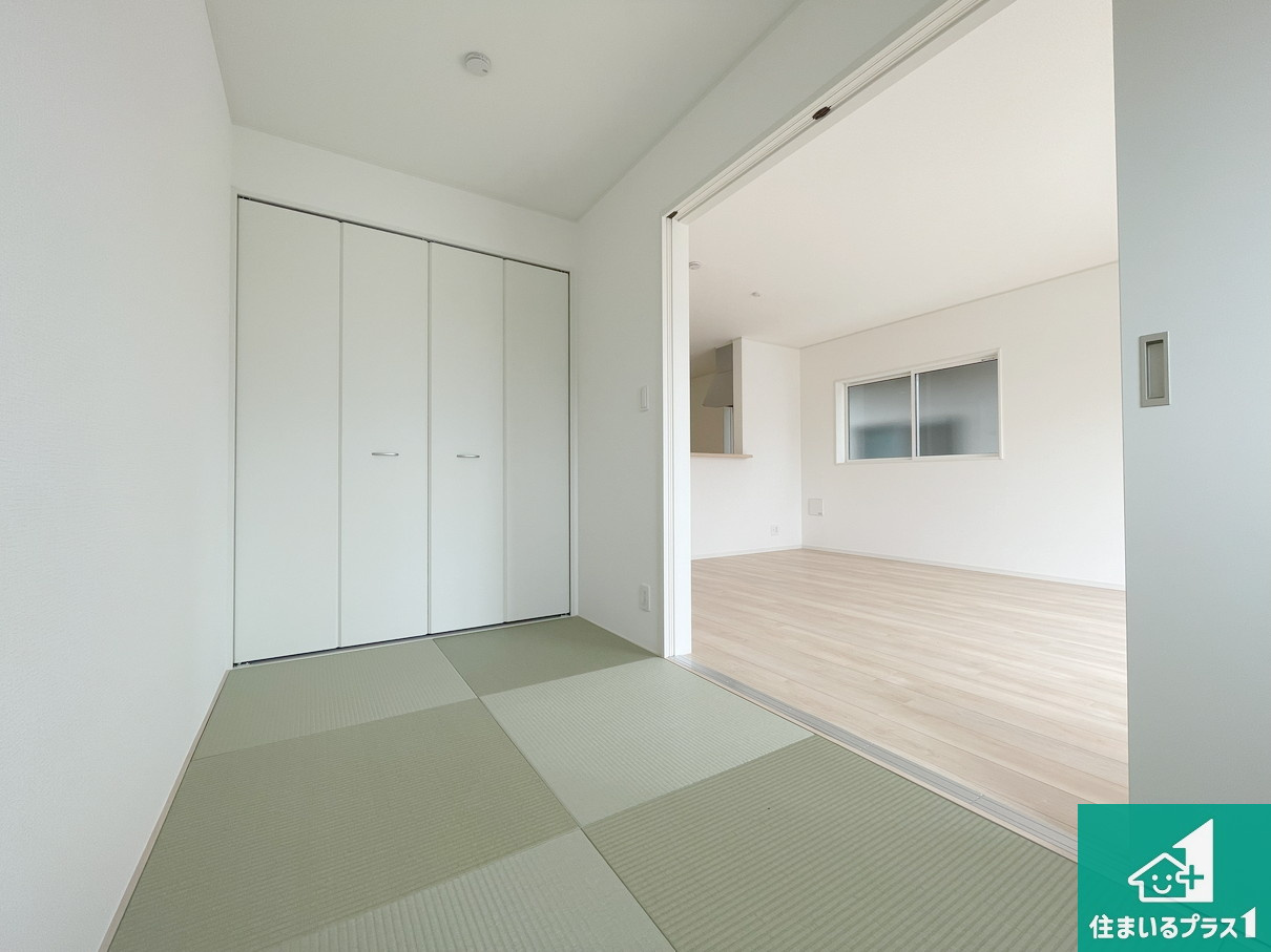赤穂市松原町　第3期　新築一戸建ての和室|一室あると便利な和室は客間としてだけでなく、小さなお子様のプレイルームや食後のくつろぎスペースとしてもご利用いただけます。収納もついていますので大活躍間違いなし！