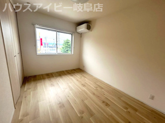 【洋室】 | 本巣市温井！築６年中古住宅！オール電化住宅・太陽光発電システム搭載！お車並列3台可能！ | 本巣市温井！築６年中古住宅！オール電化住宅・太陽光発電システム搭載！お車並列3台可能！