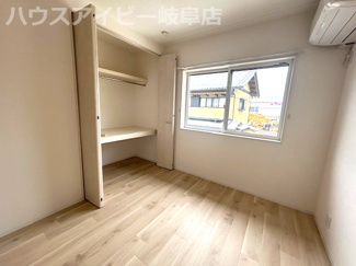 【洋室】 | 本巣市温井！築６年中古住宅！オール電化住宅・太陽光発電システム搭載！お車並列3台可能！ | 本巣市温井！築６年中古住宅！オール電化住宅・太陽光発電システム搭載！お車並列3台可能！