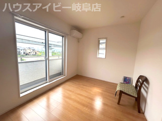 【洋室】 | 本巣市温井！築６年中古住宅！オール電化住宅・太陽光発電システム搭載！お車並列3台可能！ | 本巣市温井！築６年中古住宅！オール電化住宅・太陽光発電システム搭載！お車並列3台可能！