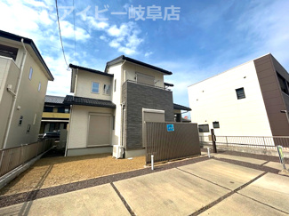 【外観】 | 本巣市温井！築６年中古住宅！オール電化住宅・太陽光発電システム搭載！お車並列3台可能！ | 本巣市温井！築６年中古住宅！オール電化住宅・太陽光発電システム搭載！お車並列3台可能！