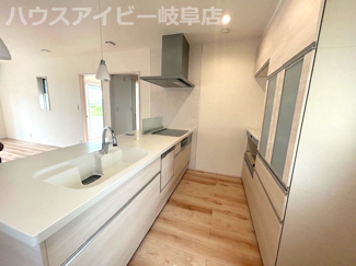 【キッチン】 | 本巣市温井！築６年中古住宅！オール電化住宅・太陽光発電システム搭載！お車並列3台可能！ | 本巣市温井！築６年中古住宅！オール電化住宅・太陽光発電システム搭載！お車並列3台可能！