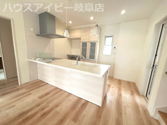 【キッチン】 | 本巣市温井！築６年中古住宅！オール電化住宅・太陽光発電システム搭載！お車並列3台可能！ | 本巣市温井！築６年中古住宅！オール電化住宅・太陽光発電システム搭載！お車並列3台可能！