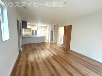 【居間・リビング】 | 本巣市温井！築６年中古住宅！オール電化住宅・太陽光発電システム搭載！お車並列3台可能！ | 本巣市温井！築６年中古住宅！オール電化住宅・太陽光発電システム搭載！お車並列3台可能！