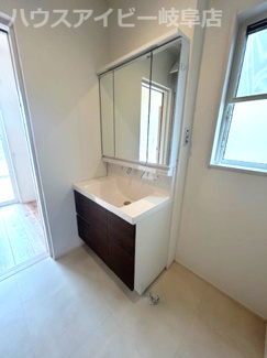 【独立洗面台】 | 本巣市温井！築６年中古住宅！オール電化住宅・太陽光発電システム搭載！お車並列3台可能！ | 本巣市温井！築６年中古住宅！オール電化住宅・太陽光発電システム搭載！お車並列3台可能！