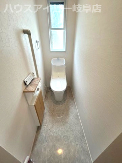 【トイレ】 | 本巣市温井！築６年中古住宅！オール電化住宅・太陽光発電システム搭載！お車並列3台可能！ | 本巣市温井！築６年中古住宅！オール電化住宅・太陽光発電システム搭載！お車並列3台可能！