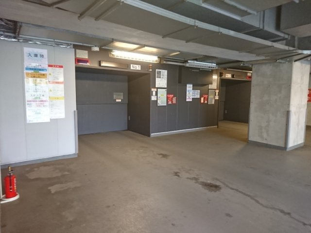 リヴァリエB棟の駐車場