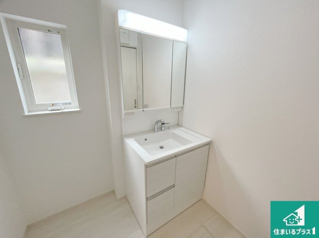 明石市大久保町高丘　第14期　新築一戸建ての独立洗面台|清潔感のある洗面台です。フラットな鏡は掃除がしやすく毎日清潔！鏡裏には収納があるのでスッキリとした洗面台が保てます。