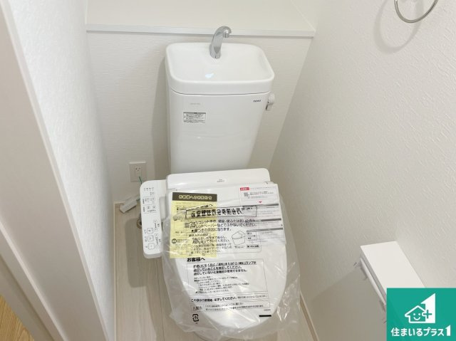 明石市大久保町高丘　第14期　新築一戸建てのトイレ|1・2階の2ヶ所にあるので、朝の忙しい時間の順番待ちもなく、深夜の利用にも大変便利です。