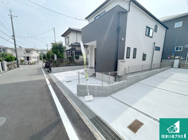 明石市大久保町高丘　第14期　新築一戸建ての前面道路含む現地写真|周辺は閑静な住宅街！前面道路広々で車の出し入れも便利です。駐車が苦手な方でも安心して車庫入れできます！