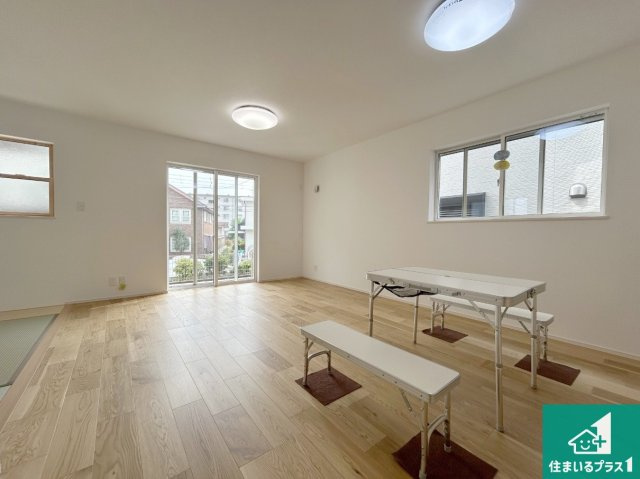 明石市大久保町高丘　第14期　新築一戸建ての居間・リビング|日当たり良好の明るいリビングで朝の目覚めもスッキリできそう！対面キッチンでご家族のコミュニケーションも自然と増える設計！小さなお子様が遊ぶスペースを作っても広々とくつろげるLDK！