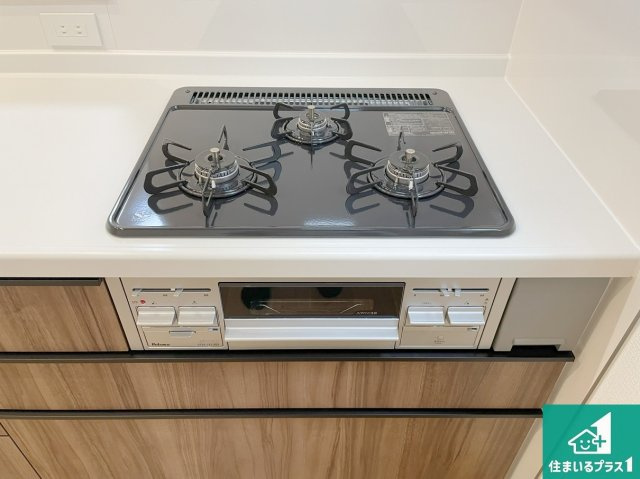 明石市大久保町高丘　第14期　新築一戸建ての設備|ダブル高火力Ｓｉセンサー付きコンロ！３口あるので、まとめて料理をする時も大活躍！