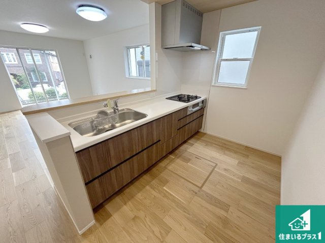 明石市大久保町高丘　第14期　新築一戸建てのキッチン|リビングと統一感があり、使い勝手のいいキッチン。広々としているので、二人並んで作業が出来ちゃいます。お子様と一緒に色々なお料理に挑戦できるスペースがあります。