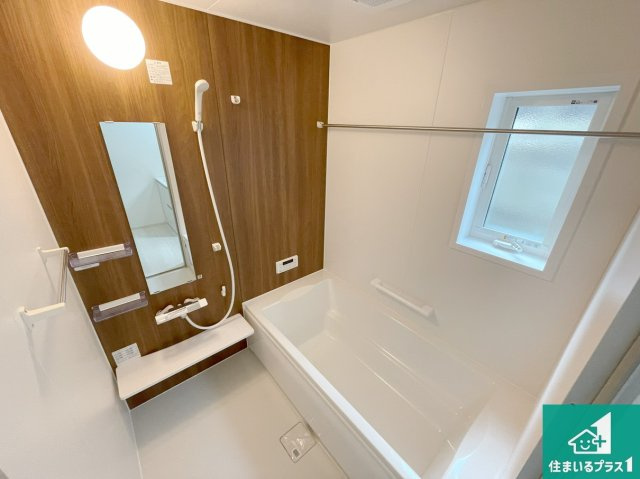 明石市大久保町高丘　第14期　新築一戸建ての浴室|足をゆったり伸ばして寛げる浴槽です。窓が設けられていますので差し込む光が明るく穏やかな雰囲気にしてくれます♪浴室乾燥機も設置しているので、雨の日の洗濯物も安心です♪