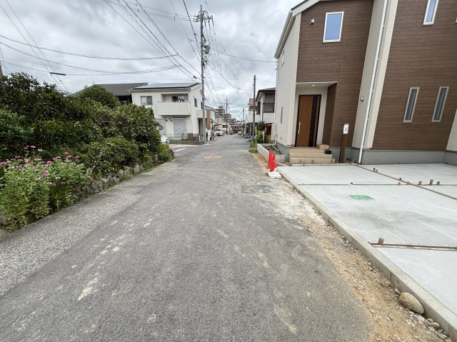 知立市新林町平草12-8『仲介手数料無料』新築戸建ての前面道路含む現地写真