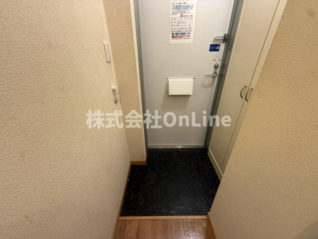 レオパレスひまわり荘の玄関