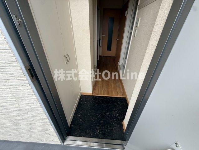 レオパレスひまわり荘の玄関