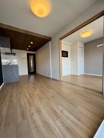 グランドハイツ八尾の居間・リビング|約9帖のLDK。隣接する洋室との間仕切り扉を開けて開放的なリビングにできます。
バルコニーに面して明るく風通しの良いお部屋です。