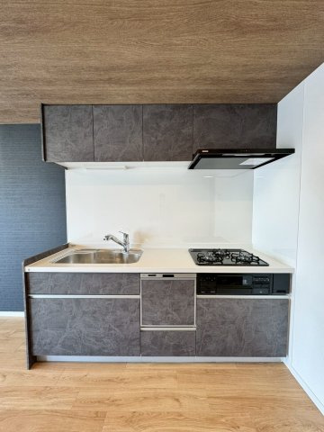 グランドハイツ八尾のキッチン|後片付けにうれしい食洗器付きシステムキッチン。
3口コンロ付きでお料理もはかどります。