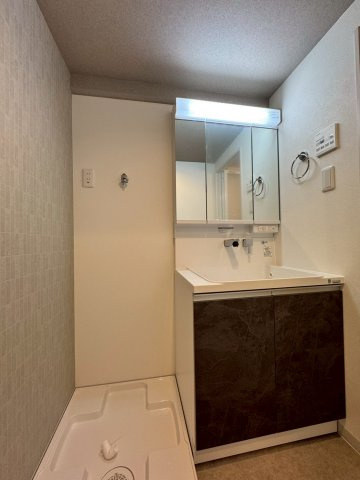 グランドハイツ八尾の独立洗面台|リフォーム済みの明るい洗面化粧台。
