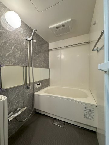 グランドハイツ八尾の浴室|雨の日や冬の洗濯にうれしい浴室乾燥機付きです。
ワイドな鏡で広さも感じさせてくれます。