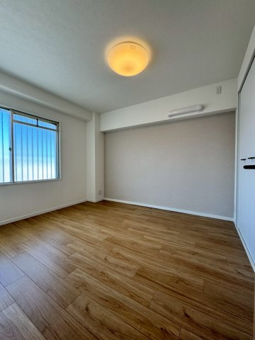 グランドハイツ八尾の洋室|約6帖の洋室。全居室収納付きのお部屋です！
