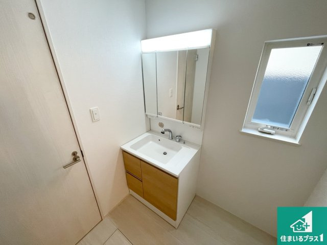 明石市大久保町高丘　第13期　新築一戸建ての独立洗面台|清潔感のある洗面台です。フラットな鏡は掃除がしやすく毎日清潔！鏡裏には収納があるのでスッキリとした洗面台が保てます。