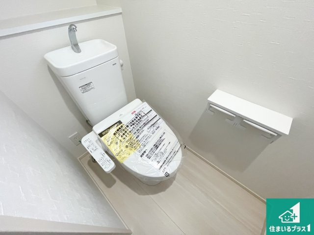 明石市大久保町高丘　第13期　新築一戸建てのトイレ|1・2階の2ヶ所にあるので、朝の忙しい時間の順番待ちもなく、深夜の利用にも大変便利です。