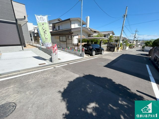 明石市大久保町高丘　第13期　新築一戸建ての前面道路含む現地写真|周辺は閑静な住宅街！前面道路広々で車の出し入れも便利です。駐車が苦手な方でも安心して車庫入れできます！