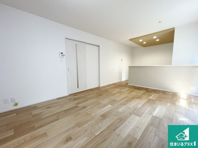 明石市大久保町高丘　第13期　新築一戸建ての居間・リビング|日当たり良好の明るいリビングで朝の目覚めもスッキリできそう！対面キッチンでご家族のコミュニケーションも自然と増える設計！小さなお子様が遊ぶスペースを作っても広々とくつろげるLDK！