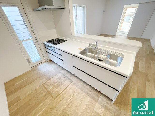 明石市大久保町高丘　第13期　新築一戸建てのキッチン|明るいリビングで朝の目覚めもスッキリできそう！対面キッチンでご家族のコミュニケーションも自然と増える設計！小さなお子様が遊ぶスペースを作っても広々とくつろげるLDK！