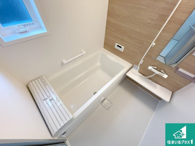 明石市大久保町高丘　第13期　新築一戸建ての浴室|足をゆったり伸ばして寛げる浴槽です。窓が設けられていますので差し込む光が明るく穏やかな雰囲気にしてくれます♪浴室乾燥機も設置しているので、雨の日の洗濯物も安心です♪