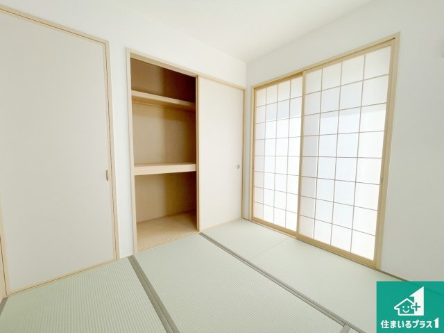 明石市大久保町高丘　第13期　新築一戸建ての和室|一室あると便利な和室は客間としてだけでなく、小さなお子様のプレイルームや食後のくつろぎスペースとしてもご利用いただけます。収納もついていますので大活躍間違いなし！