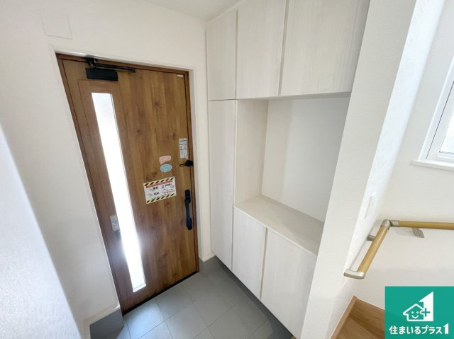 明石市大久保町高丘　第13期　新築一戸建ての玄関|シューズボックスにはたくさんの靴が収納できるので玄関周りはいつもスッキリ！ご家族が増えても安心！